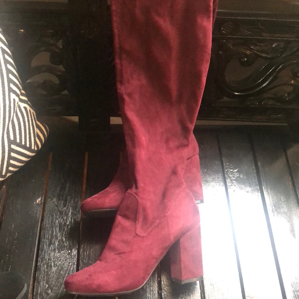 Over tha knee, easy to walk in boots! Size 10 chunky heel